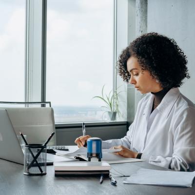 Quais as responsabilidades de um auxiliar administrativo?