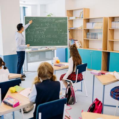 O que faz um instrutor de inglês básico?