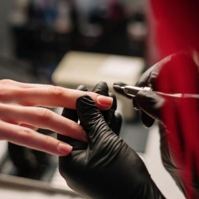 Quais as atividades de uma manicure e pedicure?